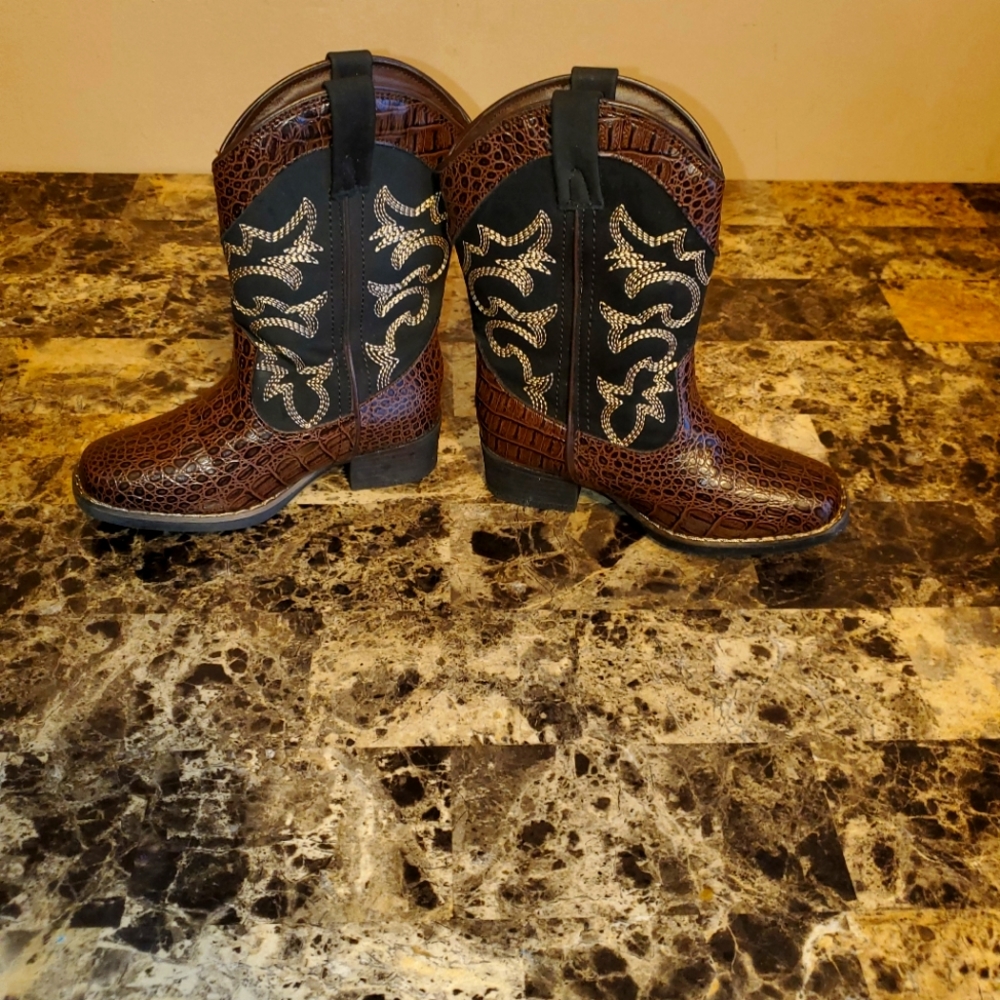 Toddler boots size 9m